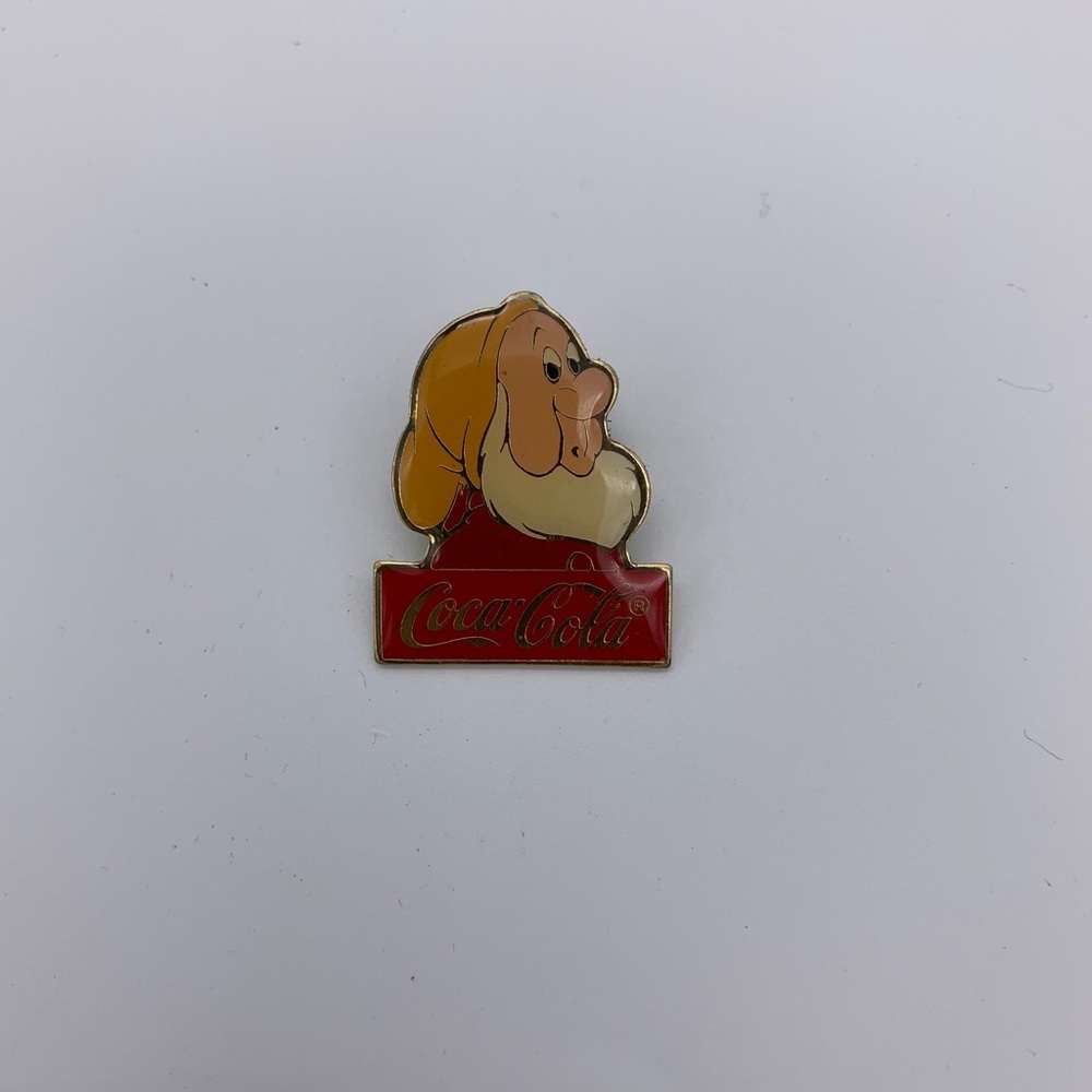 Disney WDW 1986 Anniversary Coca Cola Snow White (SNEEZY) Vintage Trading Pin